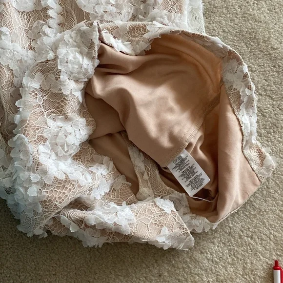 XSCAPE size 4 stunning lace dress tan lining - Picture 13 of 13